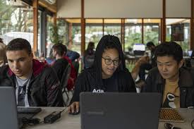 Jovens impulsionam mudanças no mercado de trabalho: a geração Z que redefine o futuro das empresas