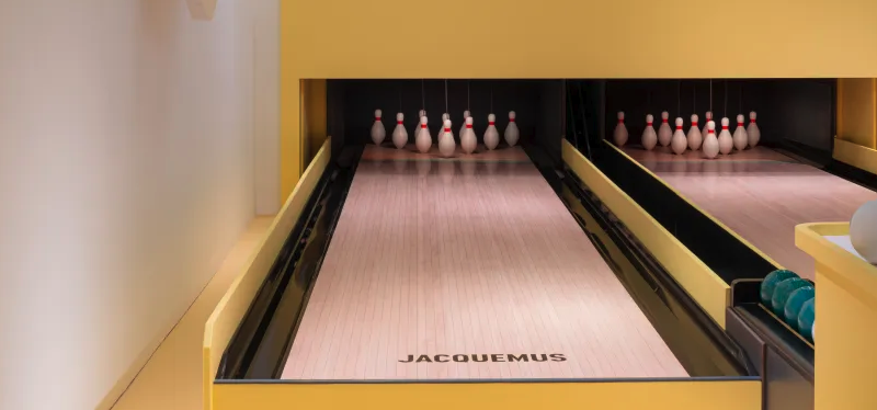 A Experiência Imersiva de Jacquemus e Neiman Marcus: A Nova Colaboração Que Está Transformando o Varejo de Luxo