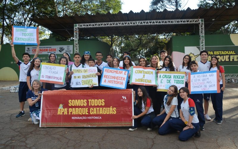 Estudantes do Colégio Santo Agostinho celebram com a ALMG aprovação da lei que renomeia Parque Fernão Dias para Parque Cataguás