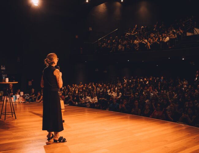 Ana Claudia Quintana Arantes se apresenta em Belo Horizonte com palestra sobre propósito e escolhas